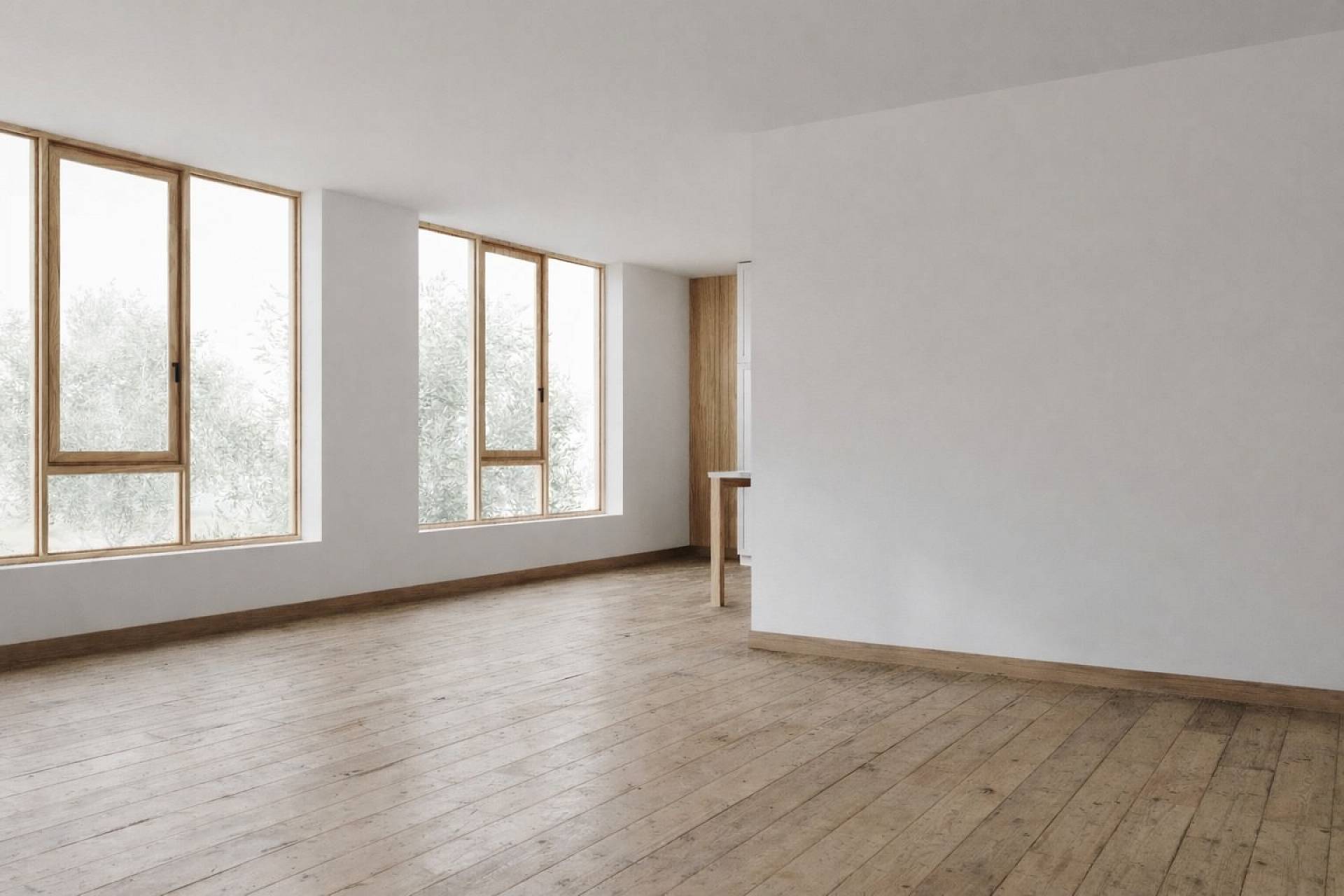 Leerer Raum mit altem, unbehandeltem Dielenboden vor dem Parkettschliff