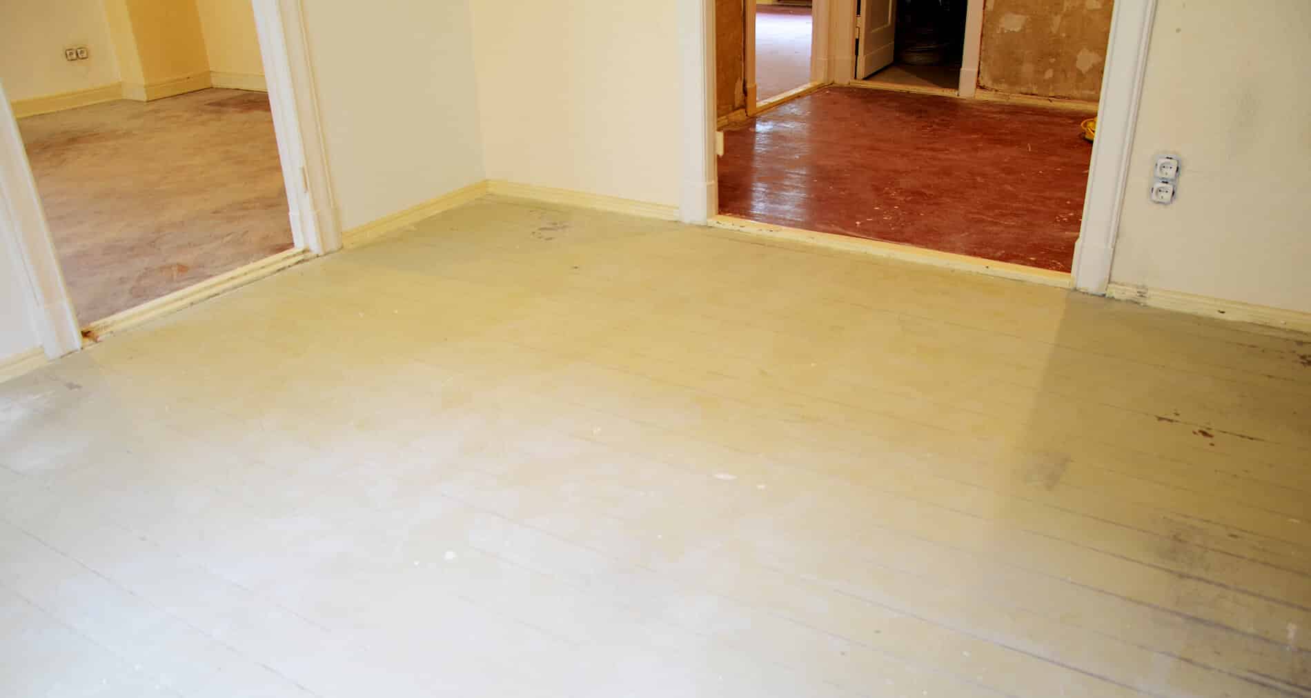 Dielen im Wohnzimmer vor dem Abschleifen