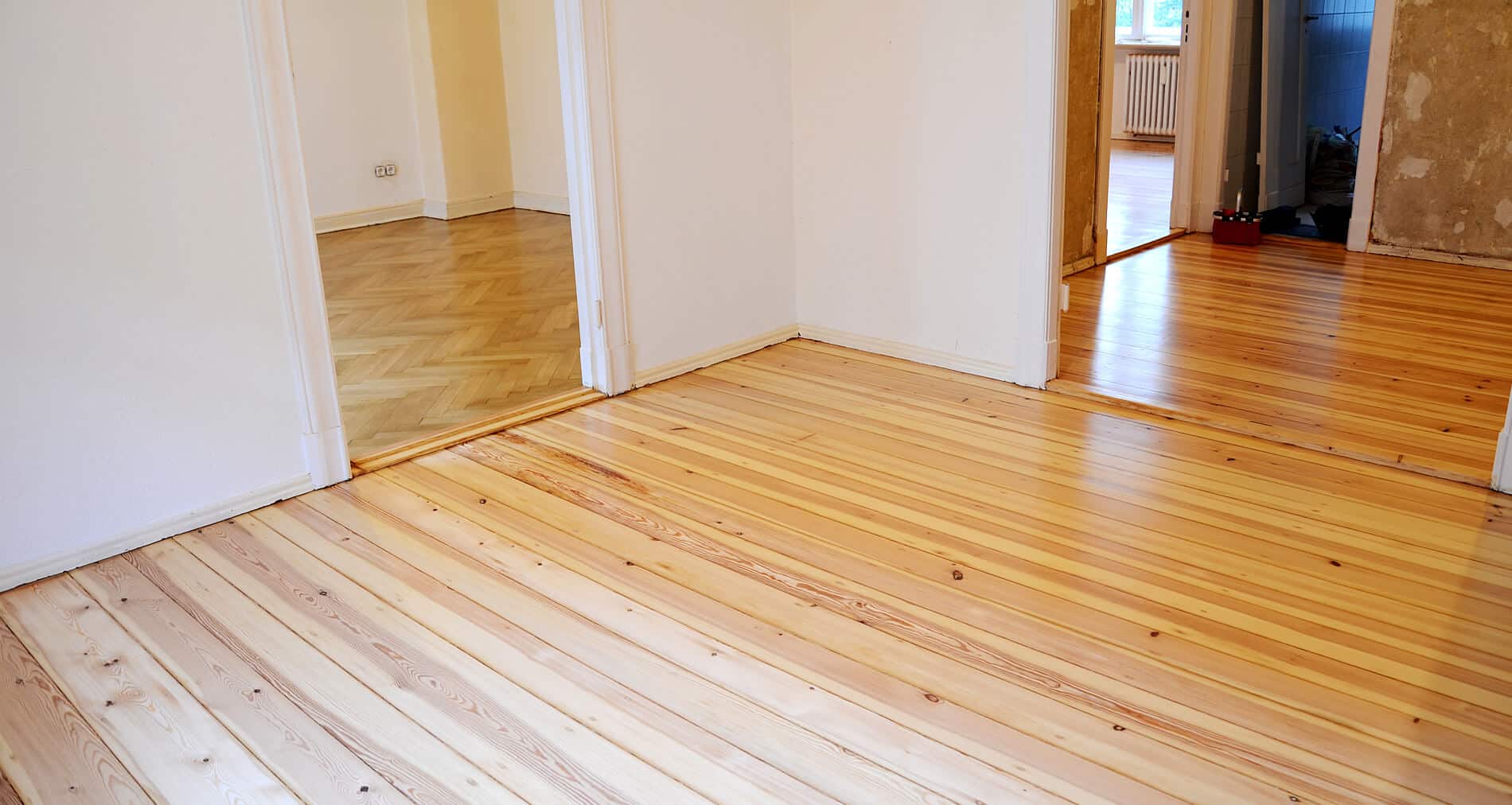 Dielen im Wohnzimmer nach dem Abschleifen